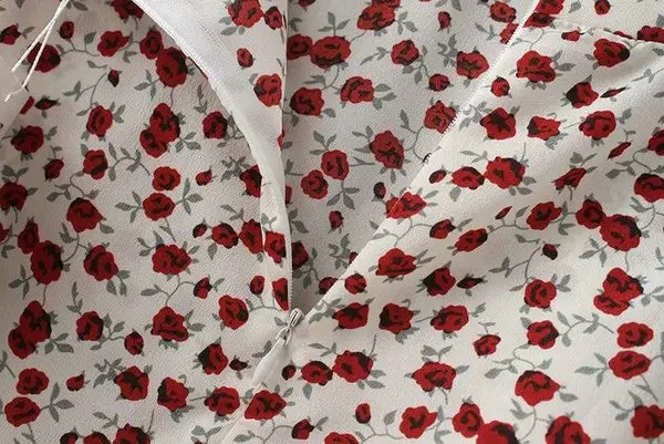 Jupe courte Grainne rouge imprimé floral sur cintre détails des coutures